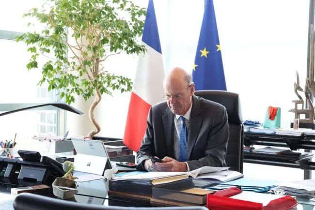 Éric Lombard navigue dans les eaux troubles de Bercy