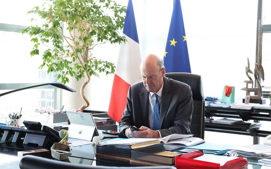 Éric Lombard navigue dans les eaux troubles de Bercy
