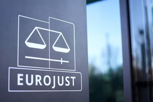 Europol et Eurojust démantèlent un groupe de pirates informatiques prorusses ciblant l'Ukraine