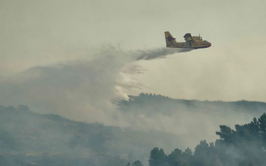 Feu de forêt dans l'Aude : 200 pompiers mobilisés derrière un supermarché