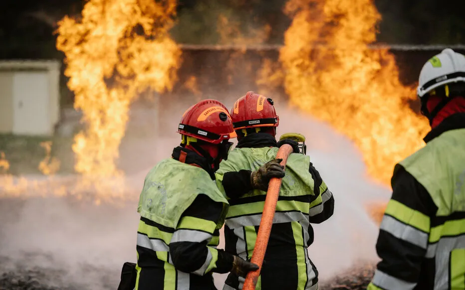 Feu de forêt dans le sud de la France : évacuation et destruction
