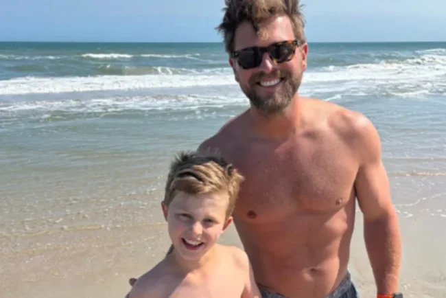 Héros hors de l'eau : Chase Childers, un policier et joueur de baseball, fait le sacrifice ultime pour sauver des nageurs pris au piège dans un courant de marée.