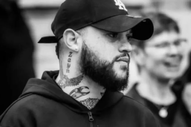 Hommage à Mehdi Bassit : sa sœur plaide pour des sanctions plus sévères contre le cyberharcèlement