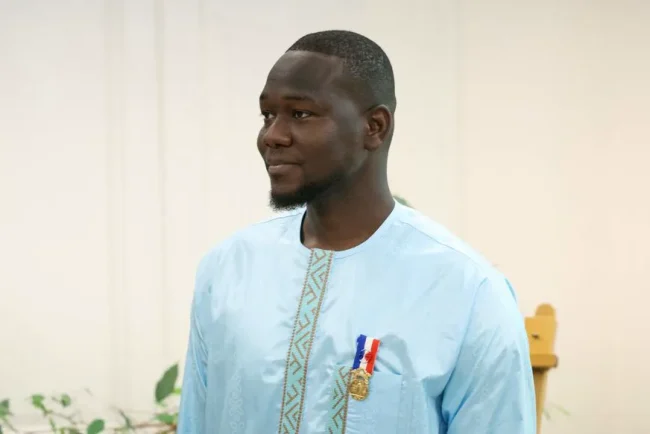 Hommage au héros Fousseynou Cissé : le président Macron lui offre une place à ses côtés lors du défilé du 14-Juillet