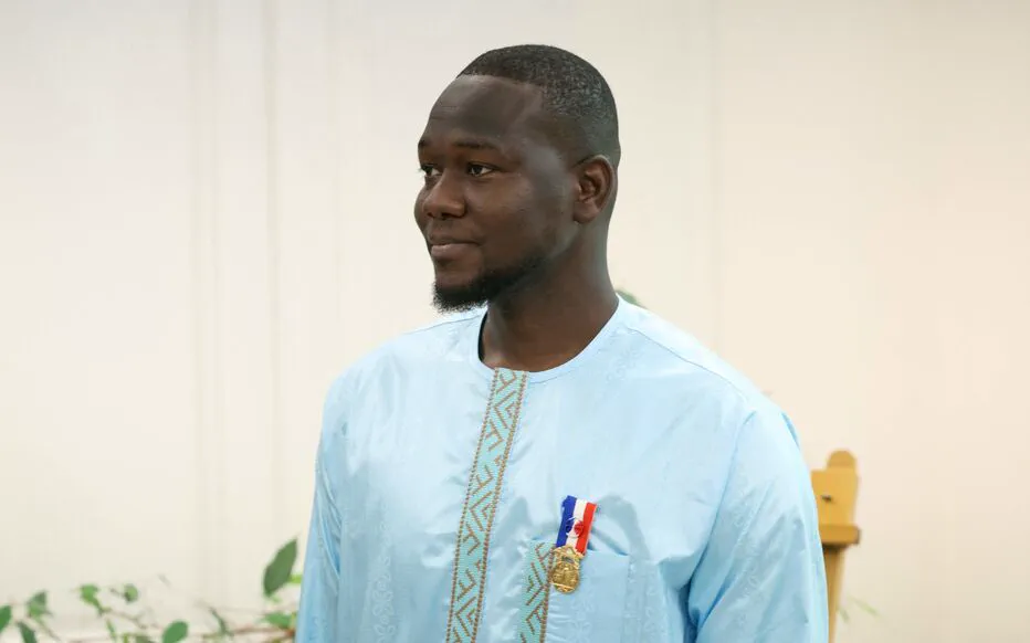 Hommage au héros Fousseynou Cissé : le président Macron lui offre une place à ses côtés lors du défilé du 14-Juillet