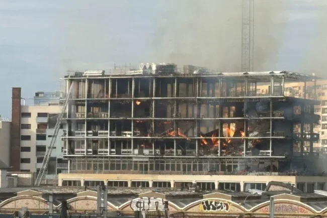 Incendie dans le XIIe arrondissement de Paris : un panache de fumée visible à des kilomètres