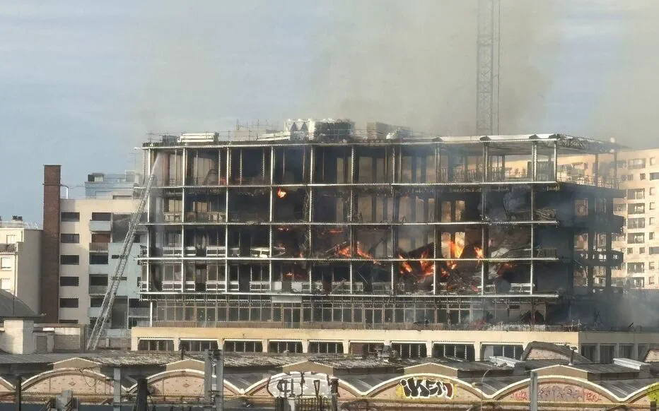 Incendie dans le XIIe arrondissement de Paris : un panache de fumée visible à des kilomètres