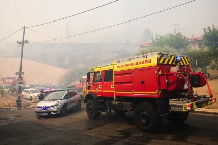 Incendies dans les Bouches-du-Rhône : des autoroutes et un aéroport fermés