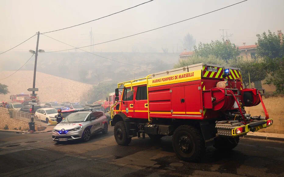 Incendies dans les Bouches-du-Rhône : des autoroutes et un aéroport fermés