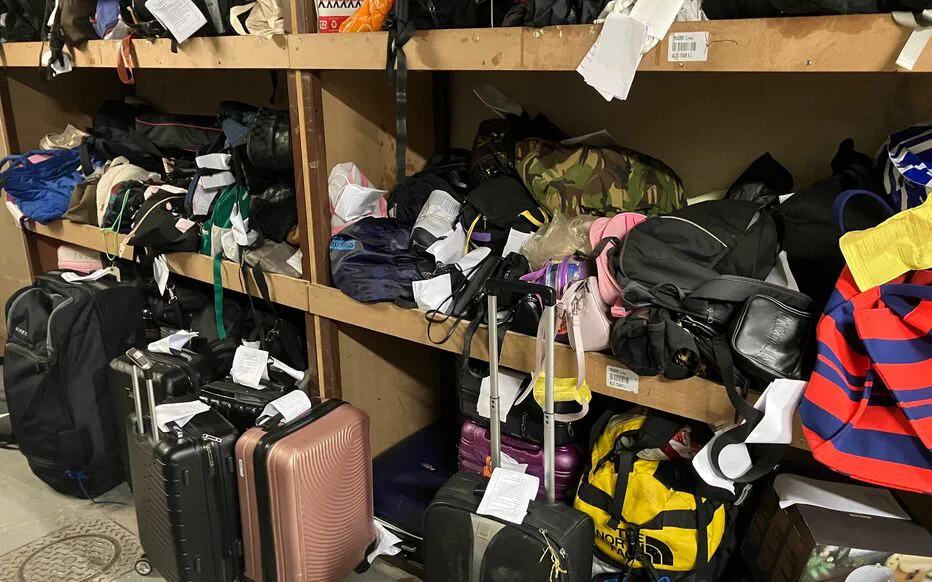 La file d'attente interminable des objets trouvés à la Gare du Nord