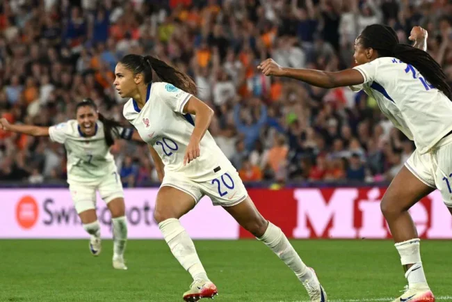 La France féminine de football se qualifie avec panache pour les quarts de finale de l'Euro