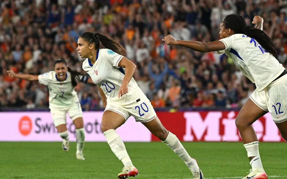 La France féminine de football se qualifie avec panache pour les quarts de finale de l'Euro