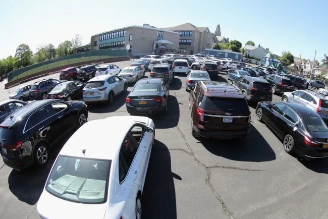 La mort tragique des enfants laissés dans les voitures en plein soleil : Des oublis dangereux et évitables