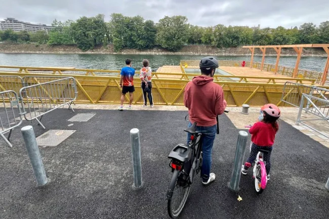 La pluie gâche la fête à Paris : les autorités luttent pour gérer les sites de baignade dans la Seine