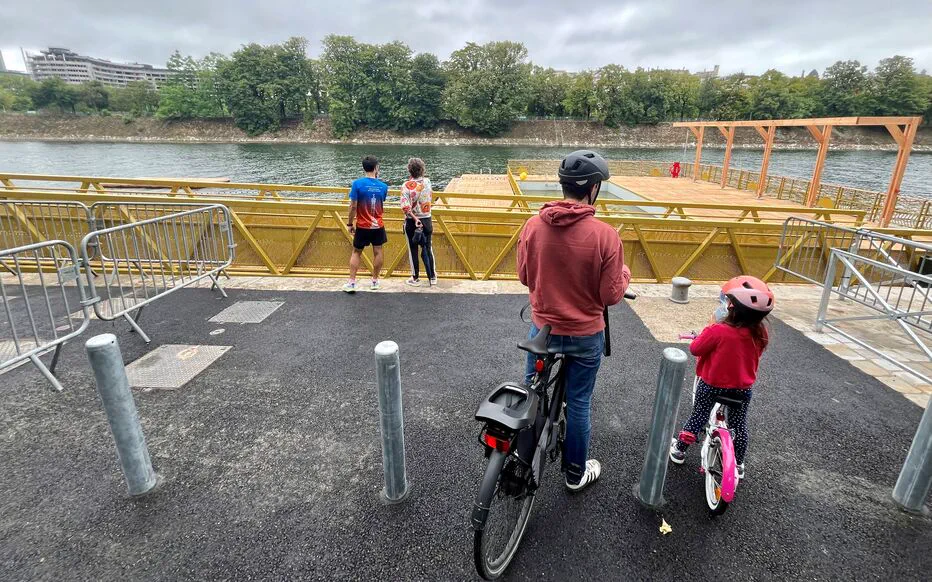 La pluie gâche la fête à Paris : les autorités luttent pour gérer les sites de baignade dans la Seine