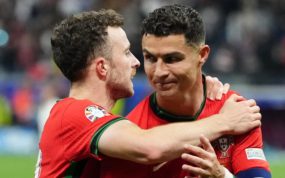 La sœur de Cristiano Ronaldo répond aux critiques concernant son absence aux obsèques de ses coéquipiers