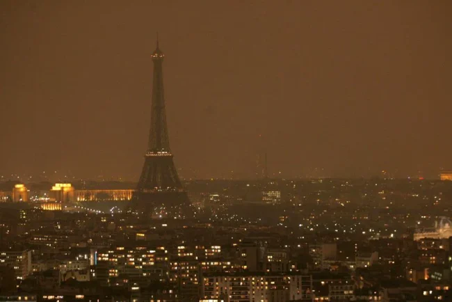 La Tour Eiffel s'illumine aux couleurs de l'Ukraine