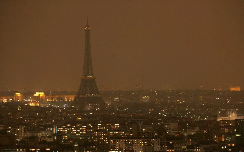 La Tour Eiffel s'illumine aux couleurs de l'Ukraine