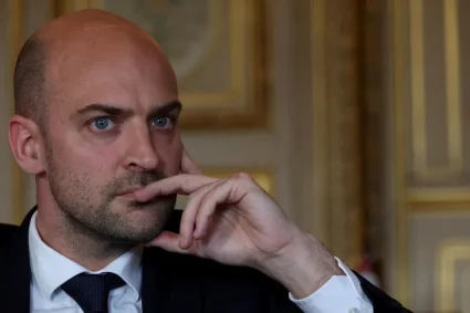 L'ambiance sobre et les souvenirs personnels du bureau de Jean-Noël Barrot