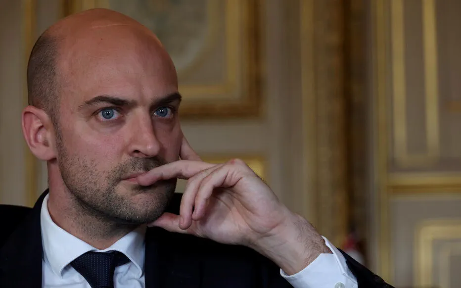 L'ambiance sobre et les souvenirs personnels du bureau de Jean-Noël Barrot