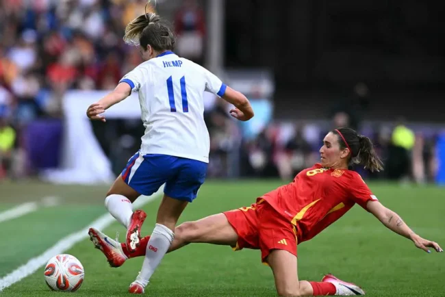 L'Angleterre revient au combat grâce à Kelly et Hampton