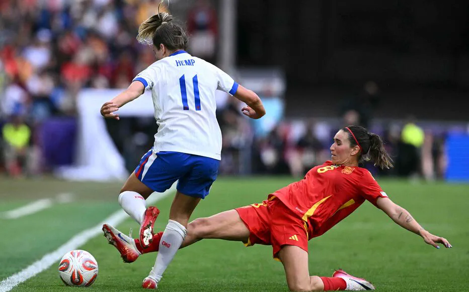 L'Angleterre revient au combat grâce à Kelly et Hampton