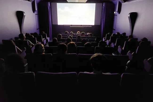 Le cinéma ambulant CinéMo fait escale dans plusieurs villes françaises