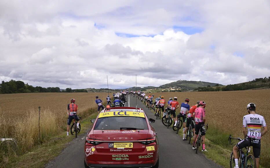 Le Grand Déballage : Les Cyclistes Soulagent en Gang dans un Champ