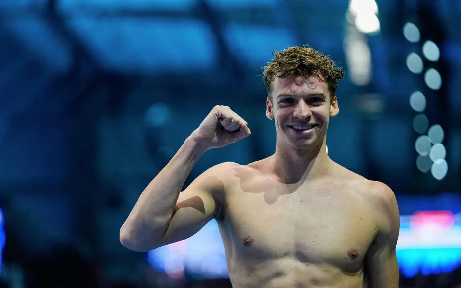 Le nageur Léon Marchand bat le record du monde du 200 m 4 nages