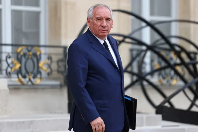 Le Premier ministre français dévoile un budget serré et controversé