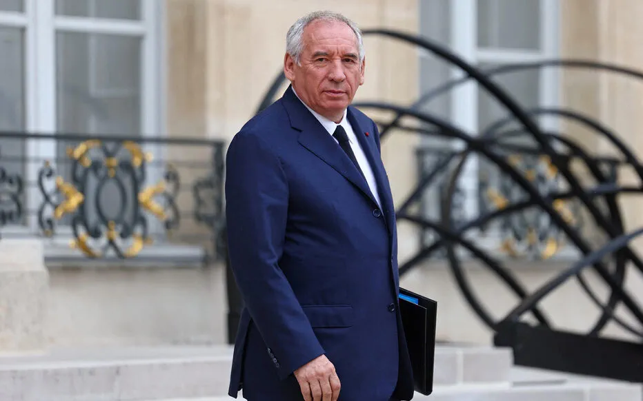 Le Premier ministre français dévoile un budget serré et controversé