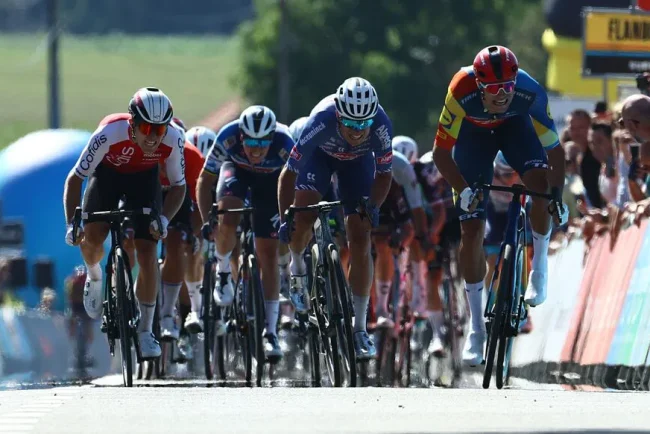 Le Tour de France traverse la Mayenne : une étape sans relâche jusqu'à l'arrivée