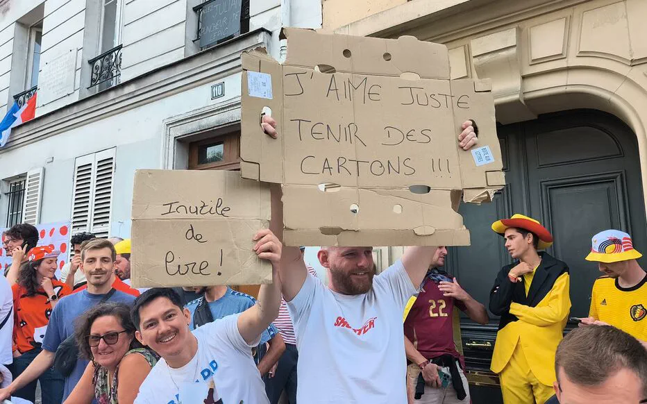 Le tour de France : une célébration colorée avec des 팬-картен pleines d'esprit