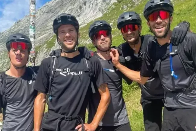 Le voyage inattendu d'Arthur Vichot : du vélo à la voiture, une amitié hors du commun