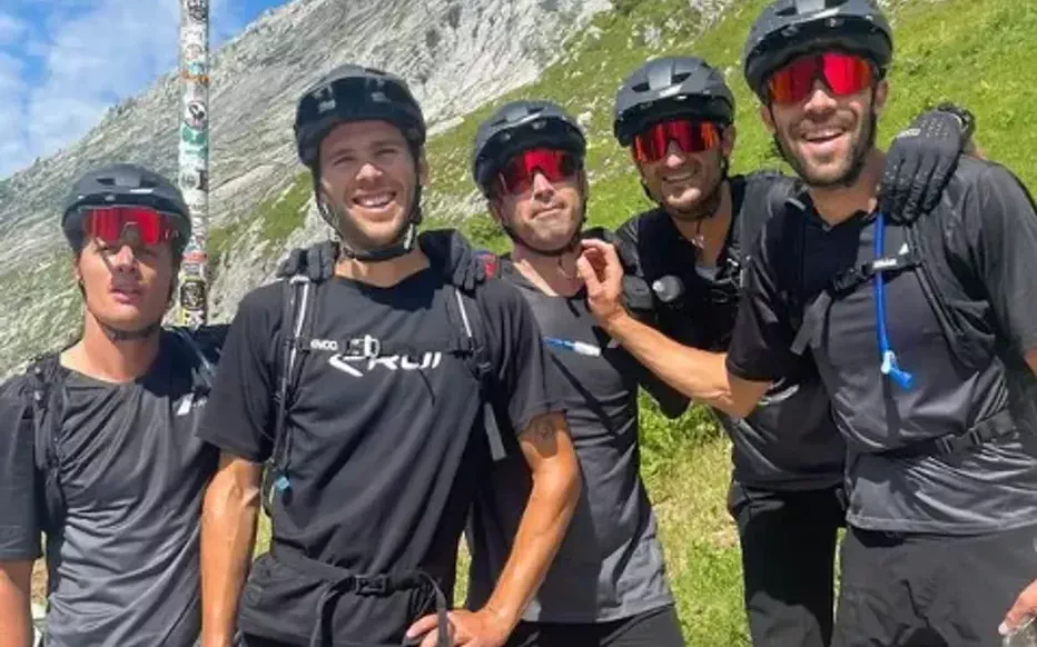 Le voyage inattendu d'Arthur Vichot : du vélo à la voiture, une amitié hors du commun