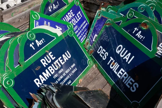 Les célèbres plaques de rue de Paris sont-elles menacées ?