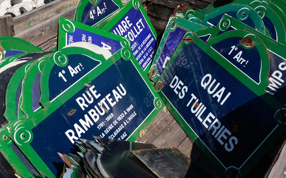 Les célèbres plaques de rue de Paris sont-elles menacées ?