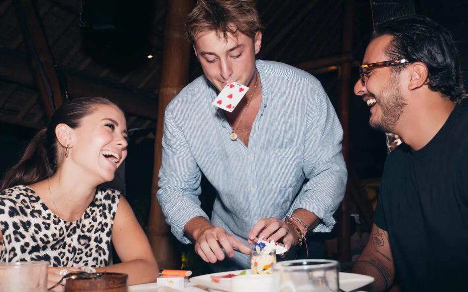 Les emplois à temps plein des étudiants : découvrir les opportunités au-delà de la grande distribution et de la restauration