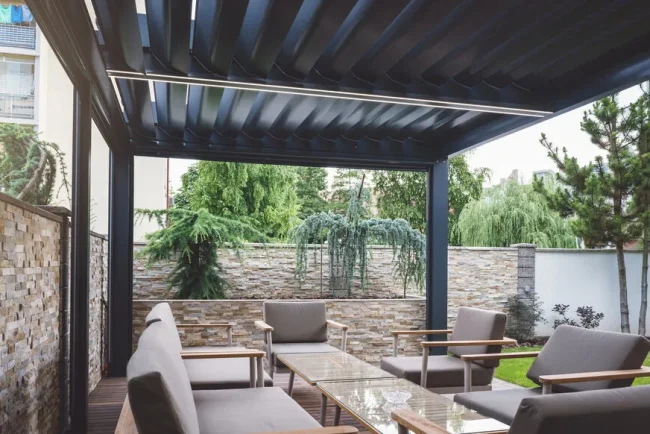 Les pergolas bioclimatiques : un refuge frais pour vos étés bouillonnants