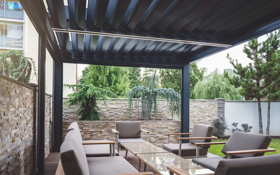 Les pergolas bioclimatiques : un refuge frais pour vos étés bouillonnants