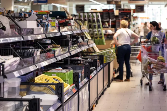 Les promotions à la télévision attirent les consommateurs mais doivent être étayées par la disponibilité réelle des produits en rayon, selon un arrêt de la cour d'appel de Paris