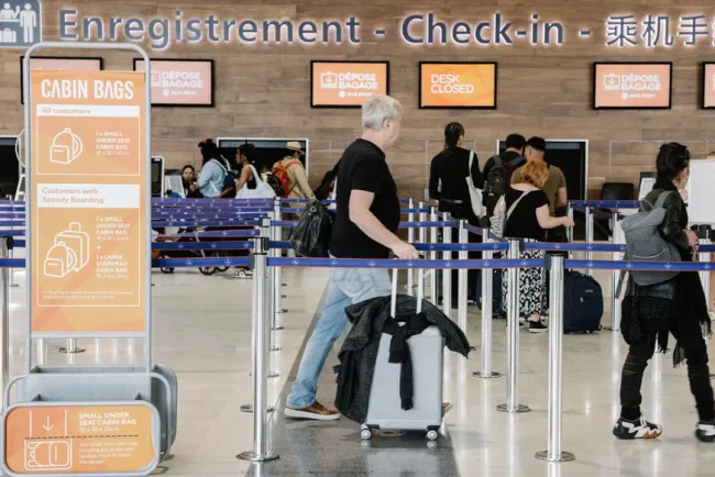 Les vacanciers parient sur la valise cabine parfaite pour leur voyage à Paris