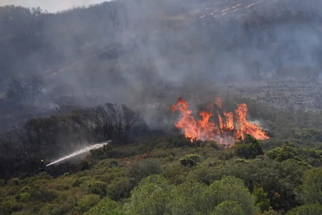 Lutte contre un incendie violent dans l'Aude : la situation reste précaire
