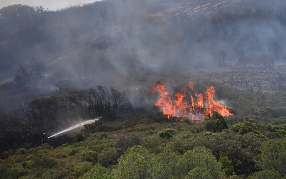 Lutte contre un incendie violent dans l'Aude : la situation reste précaire