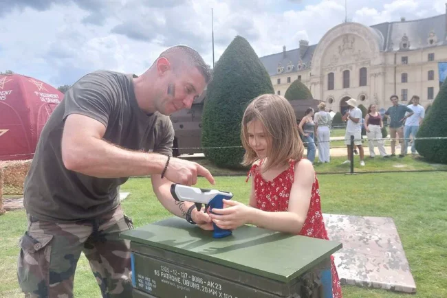 Macron met en avant le pouvoir militaire français lors d'une journée portes ouvertes à l'occasion de la Fête nationale