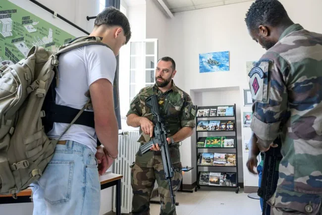 Macron met en garde contre une menace sans précédent pour la liberté et appelle à une réserve nationale