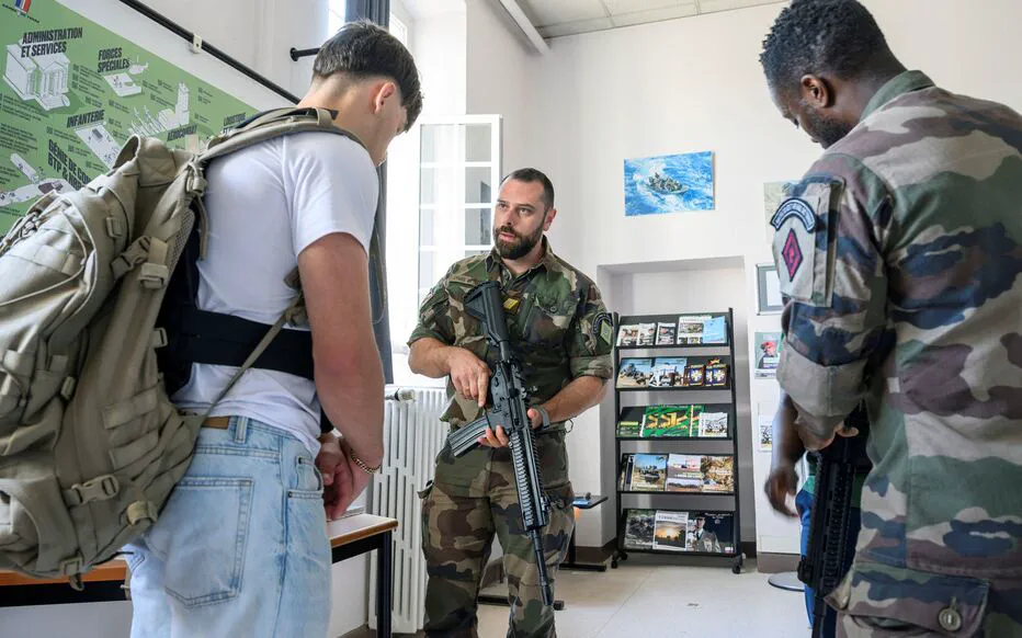 Macron met en garde contre une menace sans précédent pour la liberté et appelle à une réserve nationale