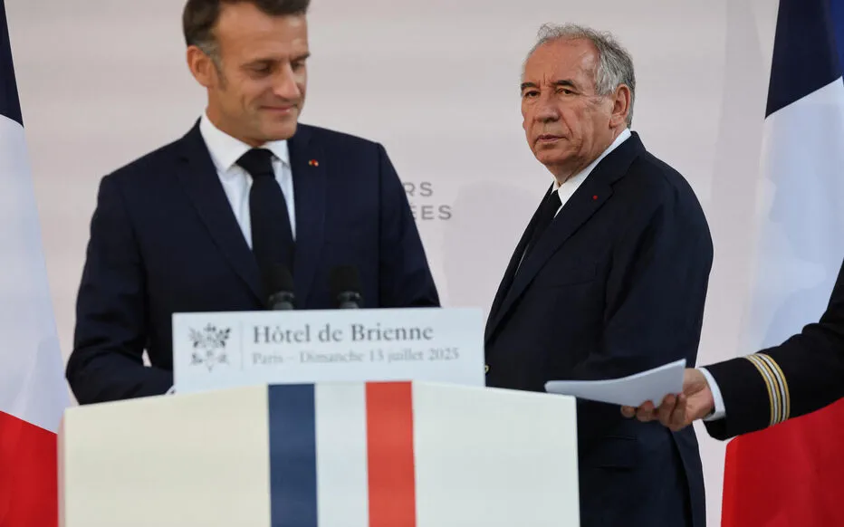 Macron soutient son Premier ministre, Bayrou