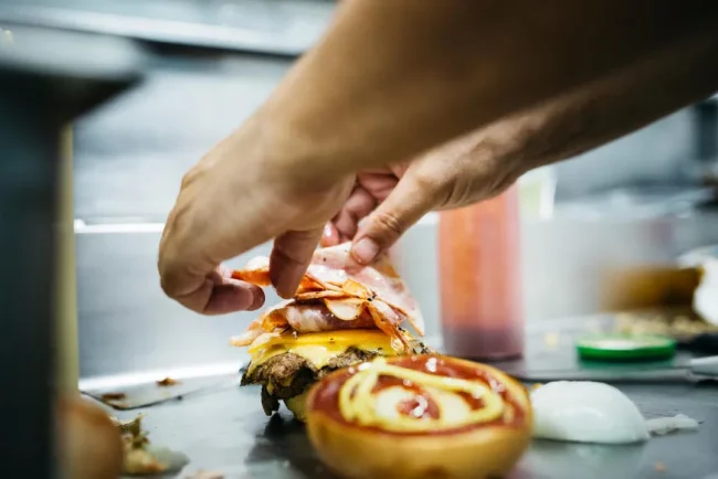 Manger au McDonald's : sommes-nous conscients de ce que nous consommons ?