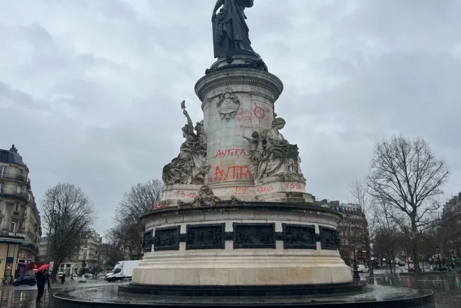 Mosquée à ciel ouvert : des fidèles musulmans se réunissent place de la République à Paris pour des célébrations pacifiques